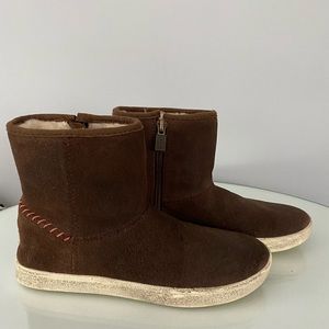 Girls size 1 uggs, brand new, never worn!